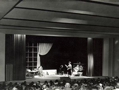 Schwarz-Weiß-Foto: Aufführung im Theatersaal des Henry-Ford-Baus