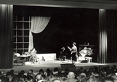 Schwarz-Weiß-Foto: Aufführung im Theatersaal des Henry-Ford-Baus