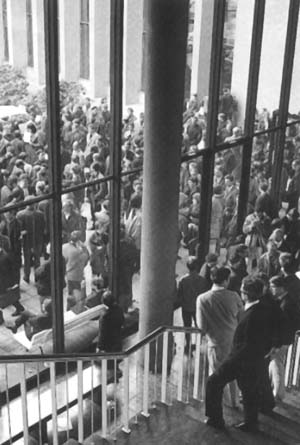 Schwarz-Weiß-Foto: Protestierende Studenten vor dem Henry-Ford-Bau