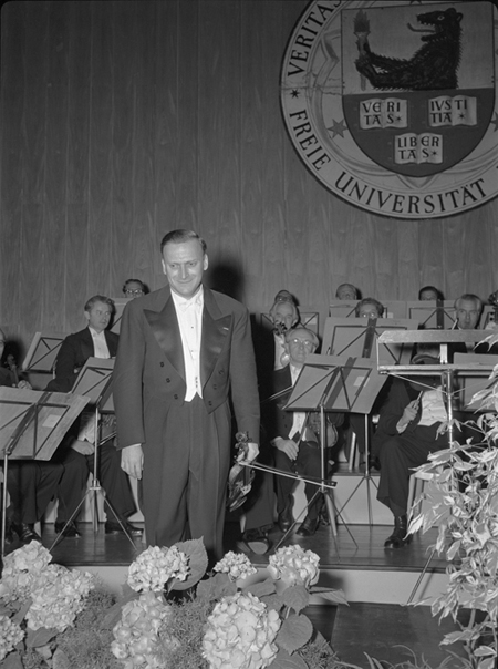Schwarz-Weiß-Foto von Yehudi Menuhin im Auditorium maximum