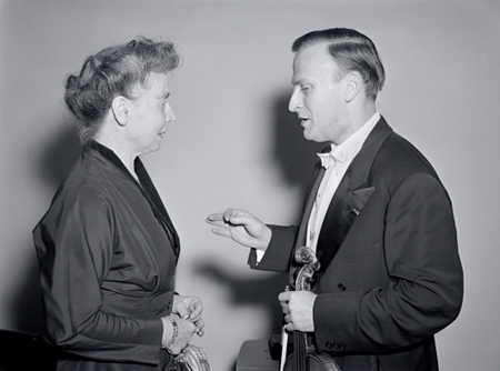Schwarz-Weiß-Foto von Hanna Reuter und Yehudi Menuhin