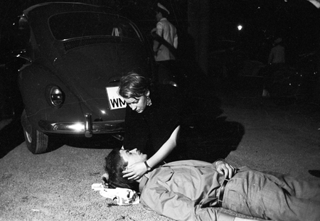 Schwarz-Wei&szlig;-Foto: Benno Ohnesorg am Boden