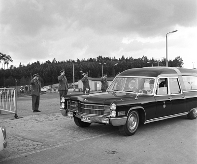 Schwarz-Wei&szlig;-Foto: Leichenwagen mit Benno Ohnesorg
