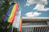 Foto: Regenbogenflaggen vorm Henry-Ford-Bau