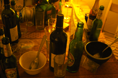 leere Alkoholflaschen und sonstige Partyreste
