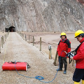 *100 MHz mono-static antenna*, photo GSSI