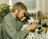 Peter am Mikroskop