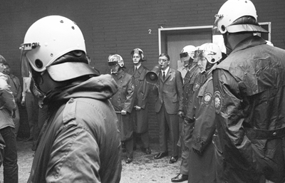 Schwarz-Wei&szlig;-Foto: Helmut Quaritsch bittet Studenten mit einem Megaphon der Polizei zur Vorlesung