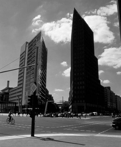 Silhouette der beiden südlichen Hochhäuser am Potsdamer Platz, im Vordergrund die Straßenkreuzung