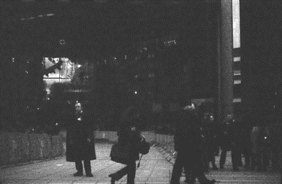 dunkles Bild, im Vordergrund Reporter und ein livrierter Portiert, im Hintergrund umzäunter Zugang zum Berlinale Palast