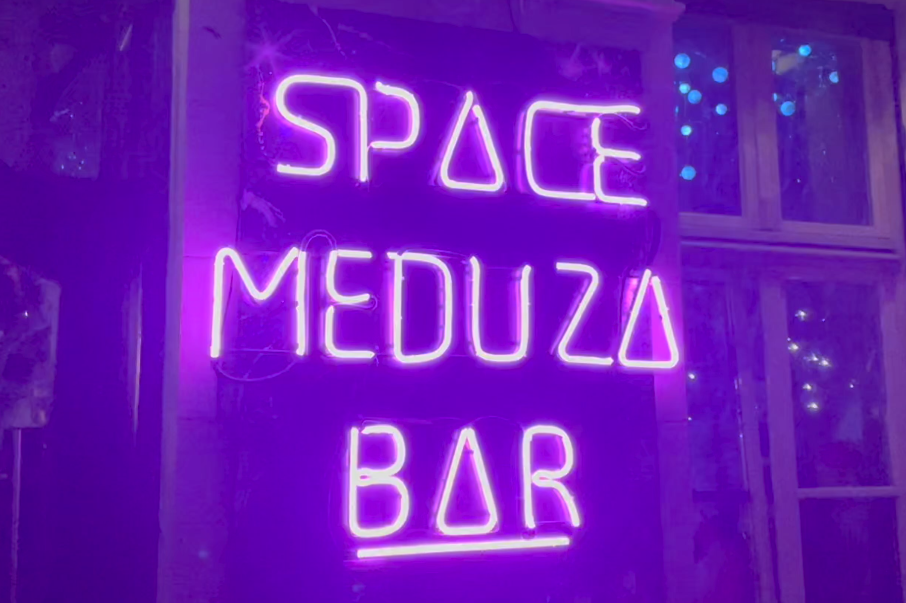 Wie passen Krieg und Humor zusammen? – In der Kreuzberger Bar Space Meduza treffen sich Comedians aus der Ukraine (Video)